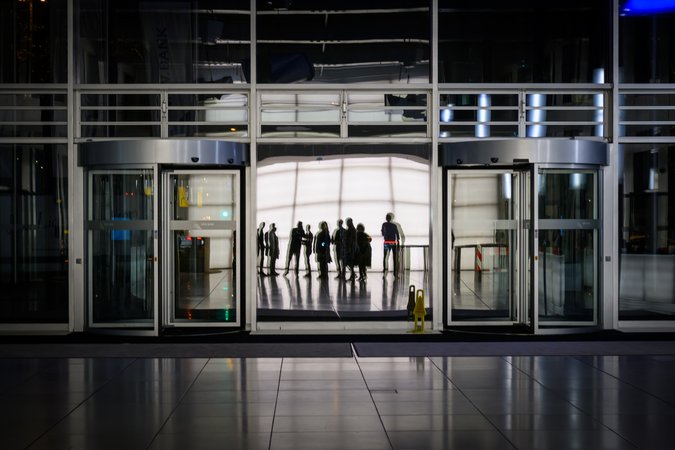 Öffnet eine Lightbox: Silhouetten in einem Gebäude-Fenster 