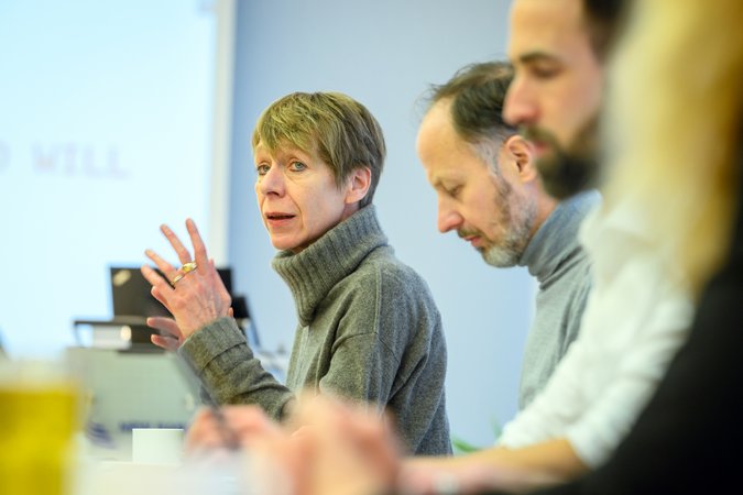 Öffnet eine Lightbox: Teilnehmer im Gespräch 