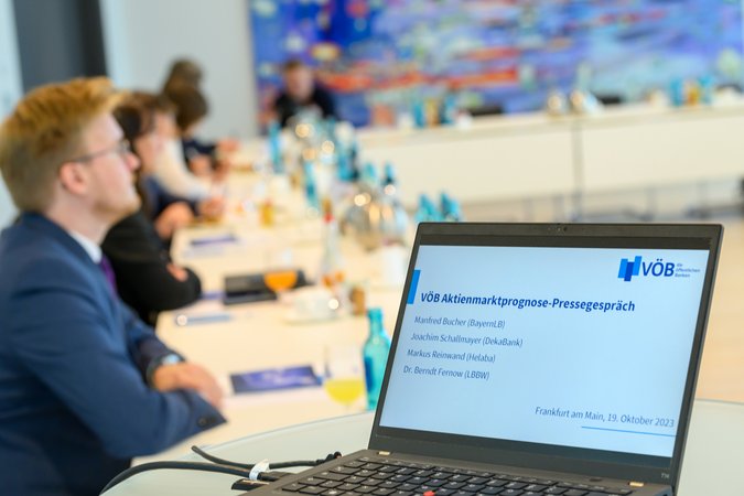 Öffnet eine Lightbox: Eine Präsentation auf einem Laptop VÖB-Aktienmarktprognose Pressegespräch