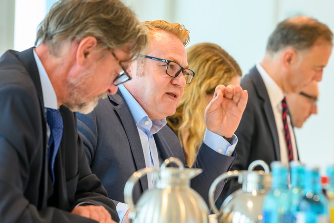Öffnet eine Lightbox: Teilnehmer des Pressegesprächs im Gespräch VÖB-Aktienmarktprognose Pressegespräch
