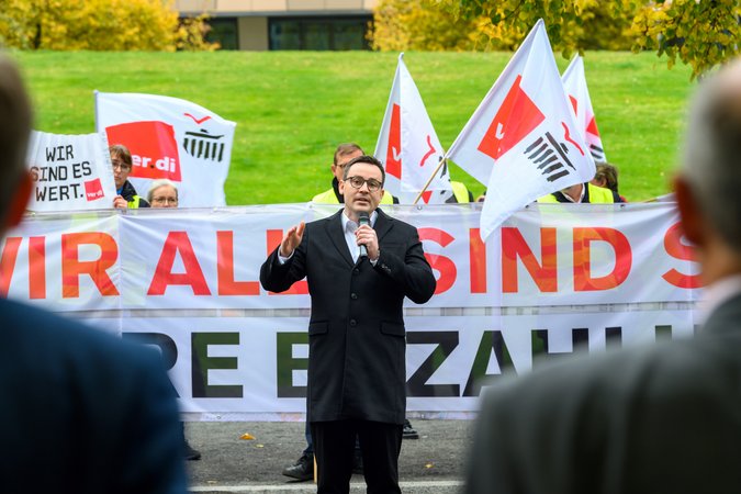 Öffnet eine Lightbox: Jan Duscheck, ver.di-Verhandlungsführer Jan Duscheck, ver.di-Verhandlungsführer