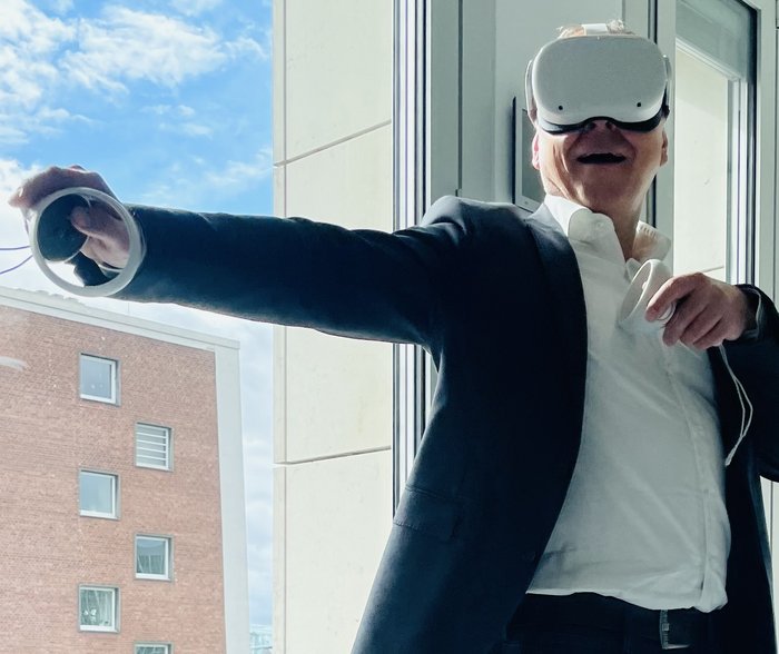 News lesen Robert Szwedo mit einer VR-Brille