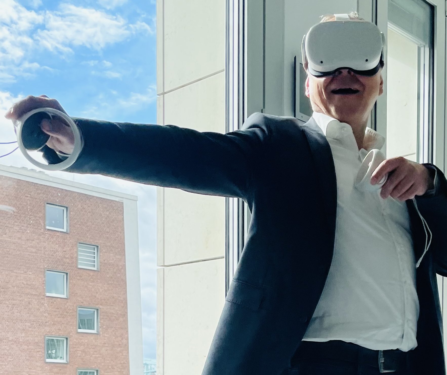 News lesen Robert Szwedo mit einer VR-Brille