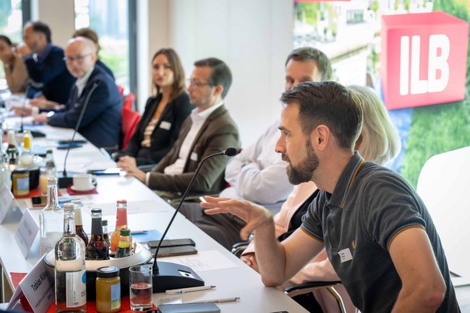 Öffnet eine Lightbox: 