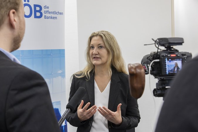 Öffnet eine Lightbox: 