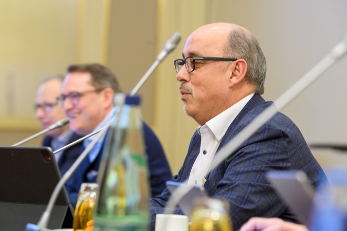 Öffnet eine Lightbox: Rechts: Gunar Feth, Verhandlungsführer der öffentlichen Banken Rechts: Gunar Feth, Verhandlungsführer der öffentlichen Banken