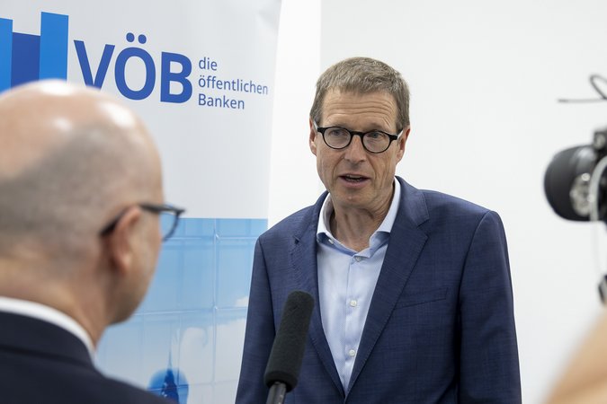 Öffnet eine Lightbox: 