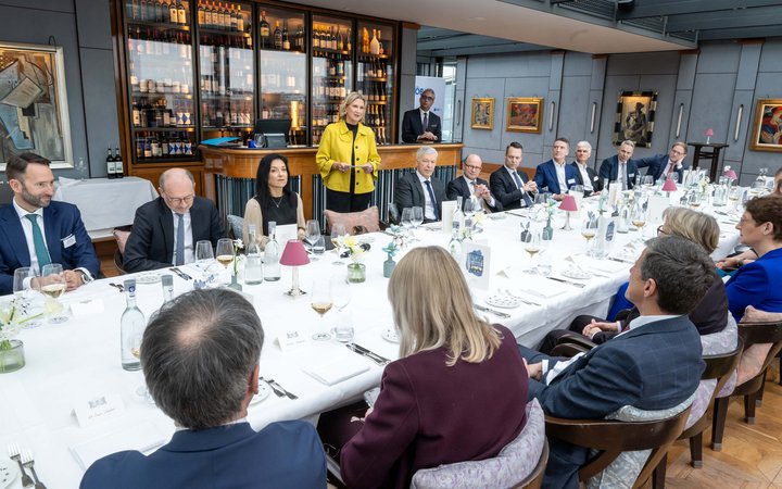 Öffnet eine Lightbox: 