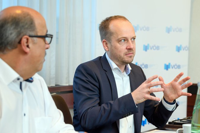 Öffnet eine Lightbox: V.l.n.r. Gunar Feth, Verhandlungsführer der öffentlichen Banken, und Dr. Hagen Christmann, Leiter der Geschäftsstelle Tarifgemeinschaft Öffentlicher Banken V.l.n.r. Gunar Feth, Verhandlungsführer der öffentlichen Banken, und Dr. Hagen Christmann, Leiter der Geschäftsstelle Tarifgemeinschaft Öffentlicher Banken