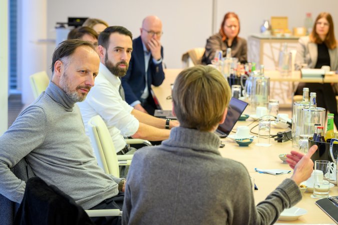 Öffnet eine Lightbox: Gesprächsrunde mit unterschiedlichen Personen 