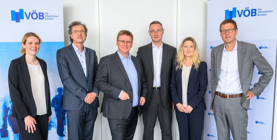 Öffnet eine Lightbox: V.l.n.r. Sandra Malter-Sander, Dr. Jens-Oliver Niklasch, Christian Lips, Ulf Krauss, Birgit Henseler und Michael Klawitter V.l.n.r. Sandra Malter-Sander, Dr. Jens-Oliver Niklasch, Christian Lips, Ulf Krauss, Birgit Henseler und Michael Klawitter