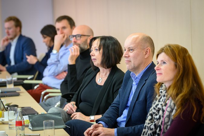Öffnet eine Lightbox: Blick auf verschiedene Teilnehmer 